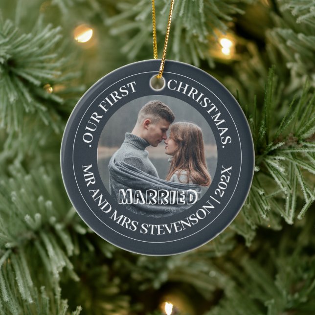 Unsere ersten Weihnachten Mr. und Mrs. frisch verm Keramik Ornament (Baum)