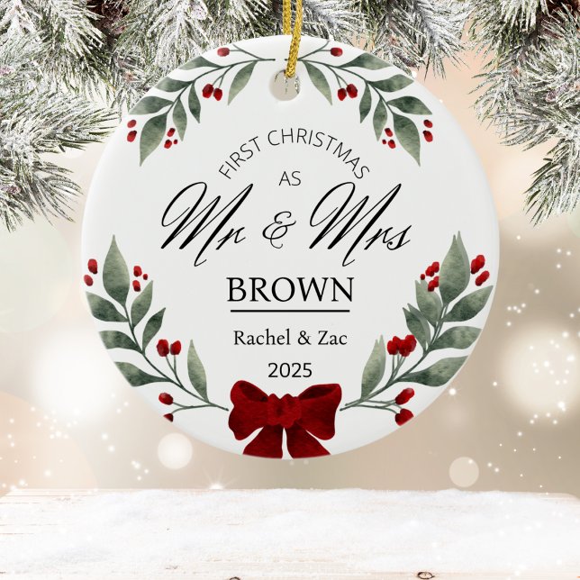 Unsere ersten Weihnachten Mr. und Mrs. Greenery Wa Keramik Ornament (Our First Christmas Mr and Mrs Greenery Watercolor Ceramic Ornament)
