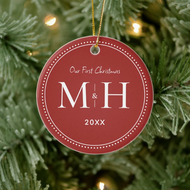 Unsere ersten Weihnachten Newlywings Monogram Red Keramik Ornament (Baum)