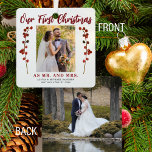 Unsere ersten Weihnachten verheiratet 2 Foto moder Ornament Aus Metall<br><div class="desc">Verheiratetes Ehepaar feiert als Mr. und Mrs. einzigartiges Sake-Baum-Ornament mit Rot-Beeren-Ästen,  Ihrem eigenen Foto und dem roten,  modernen Schriftzeichen.           Kann ein schönes Geschenk für Neuvermählte sein.</div>