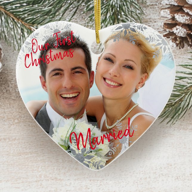 Unsere ersten Weihnachten Verheirateten wir. Ihr F Keramik Ornament (First Christmas Married Heart Photo Ornament by Darling & May)