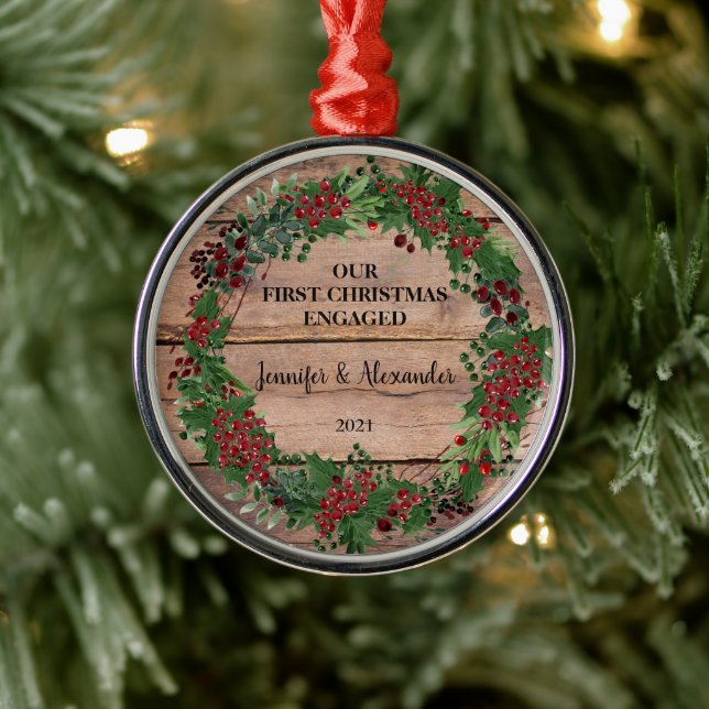 Unsere ersten Weihnachten verlobte rustikale Holzb Ornament Aus Metall (Baum)