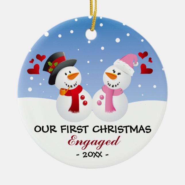 Unsere erstes Weihnachtsverlobte Snowmanverzierung Keramikornament (Vorne)