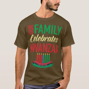 Unsere Familie feiert Kwanzaa Kinara T-Shirt