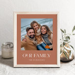 Unsere Familie | Terracotta Moderner Text und Foto Poster<br><div class="desc">Dieses moderne und elegante Poster besticht durch Ihr persönliches Foto und die Worte "unsere Familie" in einer einzigartigen und stilvollen weißen Typografie. Es gibt auch einen Platz,  um Ihren Nachnamen hinzuzufügen. Ein boho Terracotta,  minimalistisch,  dass passt zu jedem Stil.</div>
