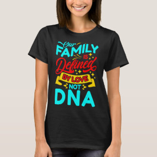Unsere Familie wird durch Liebe definiert, nicht d T-Shirt