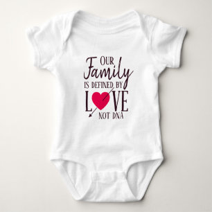 Unsere Familie wird durch Liebe nicht DNA-Adoption Baby Strampler