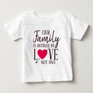 Unsere Familie wird durch Liebe nicht DNA-Adoption Baby T-shirt