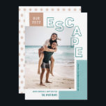 Unsere Flucht | Beach Modern Foto Christmas Feiertagskarte<br><div class="desc">Konntest du endlich reisen? Erleben Sie Ihr Abenteuer mit dieser stilvollen Foto-Urlaubskarte! Es verfügt über ein modernes Texteüberlagerungs-Layout mit dem Text "ESCAPE" und Vorlagen für die Personalisierung! Ein Farbschema aus aquamarinem Aqua, leicht rauchiger aquamariner und leichter Terrakotta-Koralle verleihen diesen Weihnachtsfotos einen Strandlook, der perfekt für tropische Reisen (oder für jeden...</div>