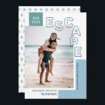 Unsere Flucht | Beach Modern Foto Christmas Feiertagskarte<br><div class="desc">Konntest du endlich reisen? Erleben Sie Ihr Abenteuer mit dieser stilvollen Foto-Urlaubskarte! Es verfügt über ein modernes Texteüberlagerungs-Layout mit dem Text "ESCAPE" und Vorlagen für die Personalisierung! Ein Farbschema aus Himmelblau, Dunkelblau und aquamarinem Grün verleiht diesen Weihnachtsfotografien einen Strandlook, der perfekt für tropische Reisen (oder für jeden Urlaub, wirklich) geeignet...</div>
