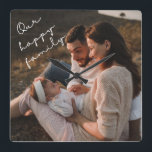 Unsere glückliche Foto-Uhr Quadratische Wanduhr<br><div class="desc">Diese moderne Uhr besticht durch Ihr begehrtes familiäres Foto mit eleganter handgeschriebener Schriftzypografie "Unsere glückliche Familie".</div>