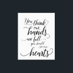Unsere Hände sind voll, Sie sollten unsere Herzen  Leinwanddruck<br><div class="desc">Tauchen Sie Ihre Zuhause in die Wärme und Liebe der Familie ein mit der "Herzlichen Embrace - Full Hands, Fuller Hearts Canvas Print". Dieses bezaubernde Kunstwerk spiegelt das Wesen eines geschäftigen, aber fröhlich erfüllten Familienlebens wider, inspiriert von dem beliebten Zitat: "Sie denken, unsere Hände sind voll, Sie sollten unsere Herzen...</div>