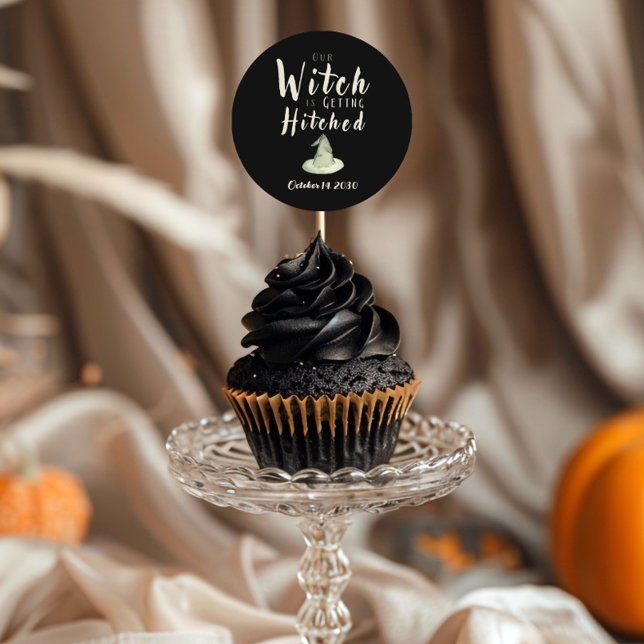 Unsere Hexe wird angeheftet Quadratischer Aufkleber (Von Creator hochgeladen)