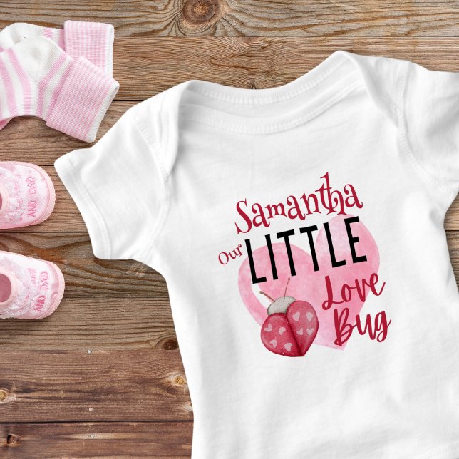 Unsere kleine Liebe Bug Niedlich Valentine Name Baby Strampler (Personalized Valentine Baby Gift - Our Little Love Bug.)