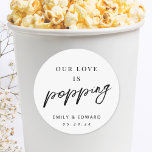 Unsere Liebe ist das Poppen der Popcorn-Gastgesche Runder Aufkleber<br><div class="desc">Maßgeschneiderte Popcorn-Gastgeschenk Hochzeit-Aufkleber mit "Unsere Liebe ist Popping" modernem Schwarzweiß-Handskriptdesign.</div>