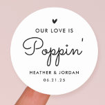 Unsere Liebe ist Poppin' Hochzeitsnadel Runder Aufkleber<br><div class="desc">Unsere Liebe ist Poppin's Hochzeitspopcorn Gefallen Aufkleber</div>