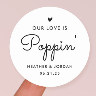 Unsere Liebe ist Poppin' Hochzeitsnadel Runder Aufkleber