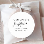 Unsere Liebe ist Poppins Hochzeitsbindungspartei Runder Aufkleber<br><div class="desc">Unsere Liebe ist Poppins hochzeitsfeierliche Engagement Party Classic Round Sticker</div>