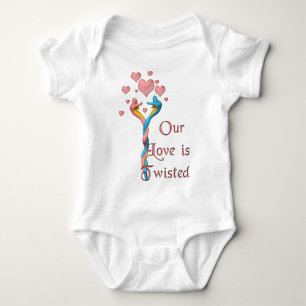 Unsere Liebe ist verdreht Baby Strampler