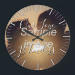 Unsere Liebe ist zeitlos - benutzerdefinierte Foto Große Wanduhr<br><div class="desc">Diese Wanduhr lautet: Unsere Liebe ist zeitlos und lasse Ihnen, Ihr eigenes Foto im Hintergrund hochzuladen. Großartiges Geschenk für einen Jahrestag. Laden Sie Ihr Lieblingsbild von Ihnen und Ihrem Liebsten hoch, um ihnen zu zeigen, wie viel Sie sie Liebe.</div>