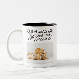 Unsere Menschen heiraten uns mit einer maßgeschnei Zweifarbige Tasse