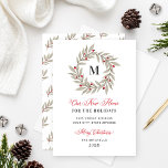 Unsere neue Zuhause Weihnachtsgrün Monogram Kranz Feiertagskarte<br><div class="desc">Diese schöne Weihnachtskarte für neue Hausbesitzer verdoppelt sich als bewegende Ankündigungskarte! Geben Sie Ihre neue Adresse zu Beginn der Ferienkartensaison an Familie und Freunde weiter. Die elegante Karte verfügt über einen schlichten Winterkranz mit Aquarell und roten Beeren sowie einen eigenen Familiennamen monogram. Stilvoll rot, grau und dunkelgrau enthält "Unsere neue...</div>