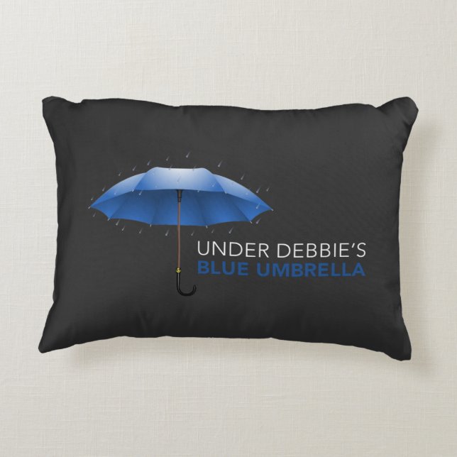 Unter Debbies blauem Regenschirm Dekokissen (Rückseite)