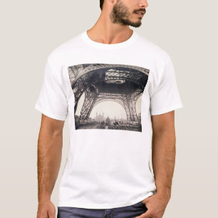 Unter dem Eiffelturm bevor dem Aufsteigen, von "L T-Shirt