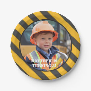 Unter dem Geburtstagsbash des Baujungen Pappteller