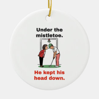 Unter dem Mistelzweig, Kopf gesenkt: Lustiger Golf Keramik Ornament