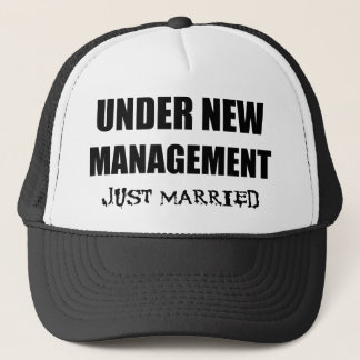 Unter dem neuen Management gerade verheiratet Truckerkappe