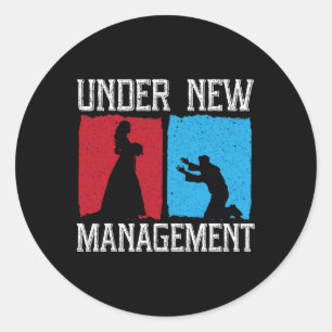 Unter dem neuen Management Groom Wedding Bachelor  Runder Aufkleber