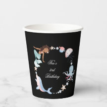 Unter dem Papier-Becher