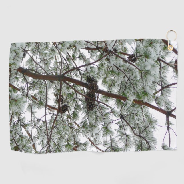 Unter dem schneebedeckten Kiefernwald WinterFoto Golfhandtuch (Horizontal)