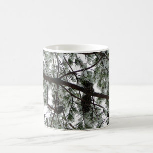 Unter dem schneebedeckten Kiefernwald WinterFoto Kaffeetasse