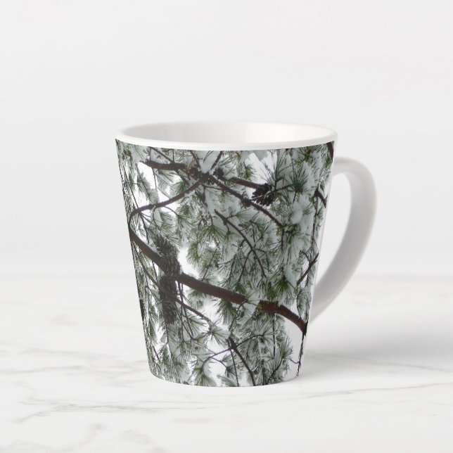Unter dem schneebedeckten Kiefernwald WinterFoto Milchtasse (Rechte Ecke)