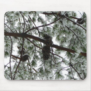 Unter dem schneebedeckten Kiefernwald WinterFoto Mousepad