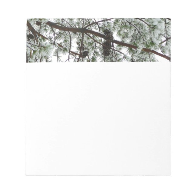 Unter dem schneebedeckten Kiefernwald WinterFoto Notizblock (Vorderseite)