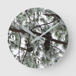 Unter dem schneebedeckten Kiefernwald WinterFoto Runde Wanduhr