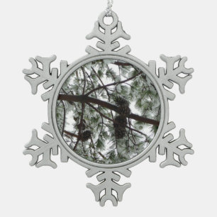 Unter dem schneebedeckten Kiefernwald WinterFoto Schneeflocken Zinn-Ornament
