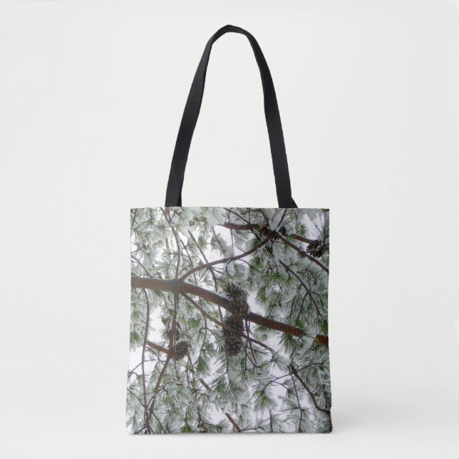 Unter dem schneebedeckten Kiefernwald WinterFoto Tasche (Vorderseite)