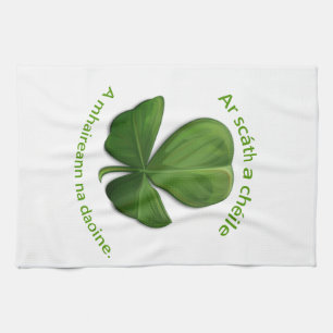 Unter dem Schutz der anderen überleben Menschen Geschirrtuch