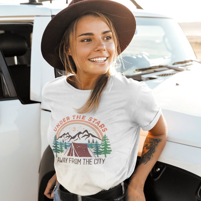 Unter den Sternen weg vom Camping der Stadt T-Shirt (Von Creator hochgeladen)