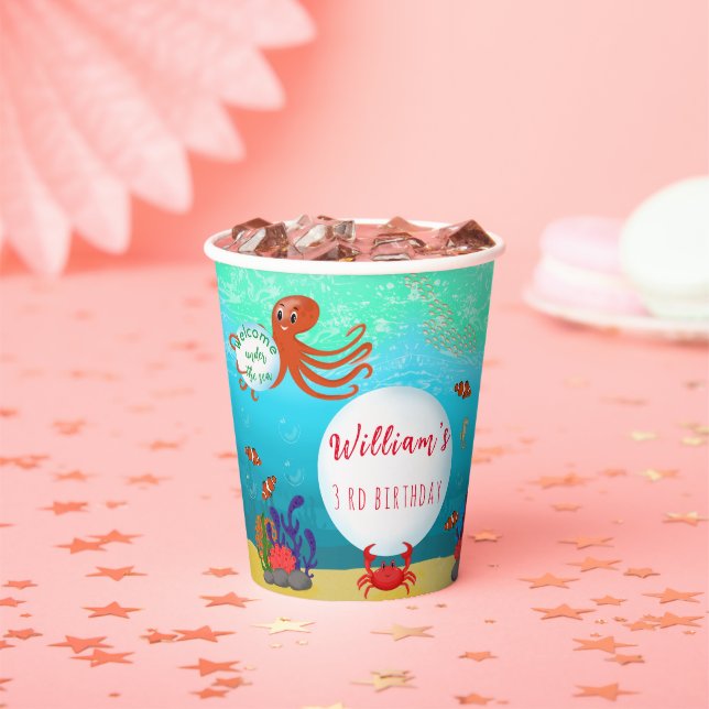 Unter der Geburtstagspartei des Kindes Pappbecher (Insitu)