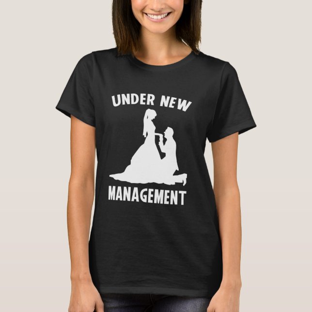 Unter der neuen Leitung Funny Newlywed Paares T-Shirt (Vorderseite)