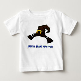 Unter einem neuen Zauber unter einem Hexenhut Baby T-shirt