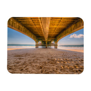 Unter einem Pier, Strand mit Fußabdrücken, Ozean, Magnet