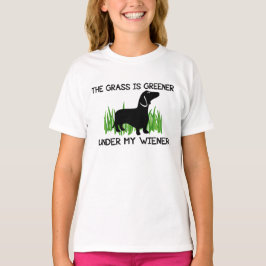 Unter meiner Dackel ist das Gras grüner T-Shirt