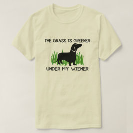Unter meiner Dackel ist das Gras grüner T-Shirt