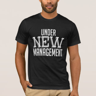 Unter neuem Management zitiert Liebe lustiges T-Shirt